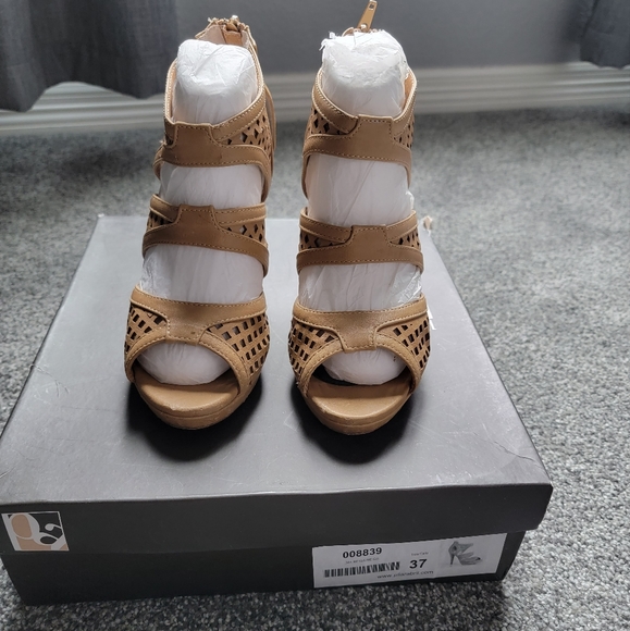 Nude Heels - Picture 1 of 4